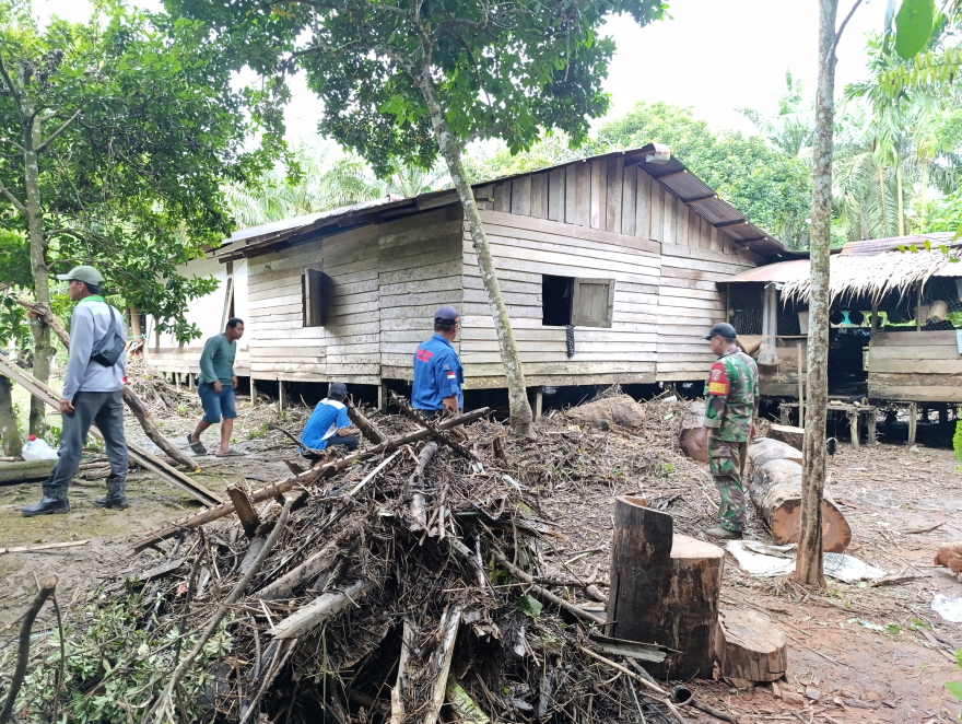 Banjir Menerjang Pemukiman Warga di Desa Semuntai